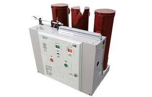 vs1戶內(nèi)真空斷路器具備滅弧電壓低、滅弧能力強(qiáng)、分?jǐn)嗨俣瓤臁㈤_斷容量大、使用期長、適應(yīng)頻繁操作等特性，在供電系統(tǒng)中逐漸替代了其他類型開關(guān)，獲得了普遍的運(yùn)用。但真空斷路器在開斷過程中會(huì)形成過電壓，若在運(yùn)作中錯(cuò)誤操作，也會(huì)導(dǎo)致斷路器發(fā)生爆炸等事故，給生產(chǎn)安全帶來重大影響。因而需根據(jù)過電壓的類型采取相應(yīng)的措施，以降低過電壓的形成和減少過電壓的數(shù)值，除真空斷路器生產(chǎn)制造工藝層面的問題外，能夠加裝保護(hù)器以更改負(fù)荷參數(shù)，進(jìn)而達(dá)到目地。
