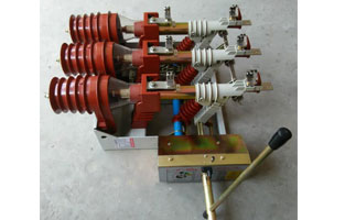 有關(guān)電力系統(tǒng)中高壓負(fù)荷開關(guān)的作用，在電力系統(tǒng)中正確使用高壓負(fù)荷開關(guān)，其具有開斷和關(guān)合作用、替代作用，用來開斷和關(guān)合負(fù)荷電流和小干一定倍數(shù)的過載電流。那在電力系統(tǒng)中，高壓負(fù)荷開關(guān)有什么作用？接下來雷爾沃電器小編給你整理一下：