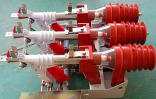  相對于高壓負(fù)荷開關(guān)這個器件來說，它與高壓斷路器還有高壓隔離開關(guān)這兩個器件有一定的差別。對于高壓負(fù)荷開關(guān)這個器件，它是跟高壓熔斷器進行串聯(lián)起來配合應(yīng)用的。它的主要作用就是對電力變壓器進行相應(yīng)的控制，并且這個器件擁有簡單滅弧裝置。從這一點我們可以看出來它可以通斷負(fù)荷電流以及過負(fù)荷電流，但是卻不能對短路電流進行斷開，也正是因為這個原因，所以才會跟高壓熔斷器進行串聯(lián)起來應(yīng)用，其目的是顯而易見的。下面就讓雷爾沃電器小編來介紹一下高壓負(fù)荷開關(guān)選擇的基本常識，希望對大家有所參考。